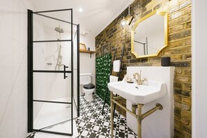 Shower, hair dryer, towels - GuestReady - Charming Studio in Central London (London)