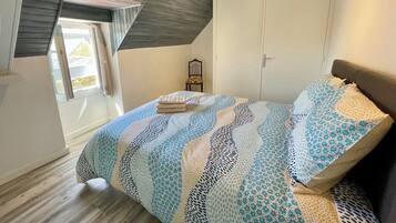 4 chambres, bureau, fer et planche Ă repasser, lit parapluie