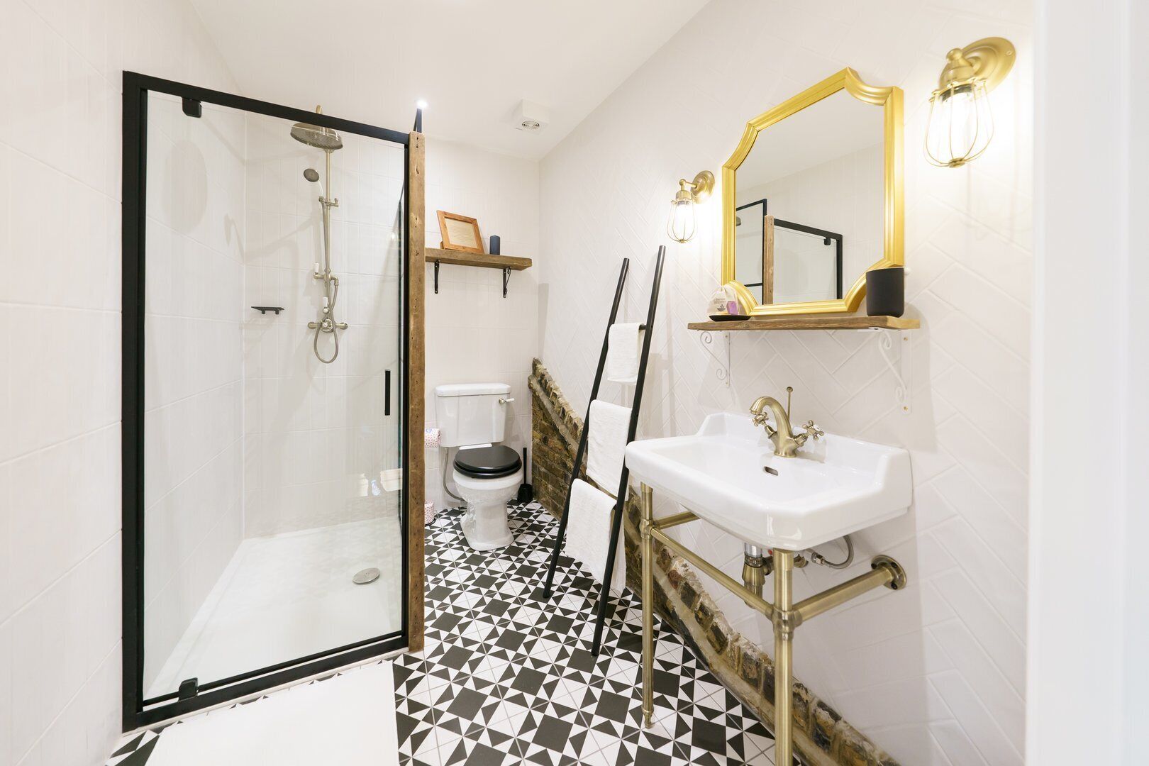 Dusj, hårføner og håndklær