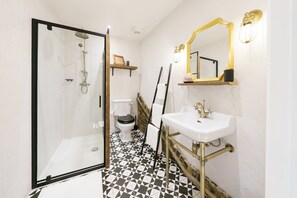 Douche, sèche-cheveux, serviettes fournies