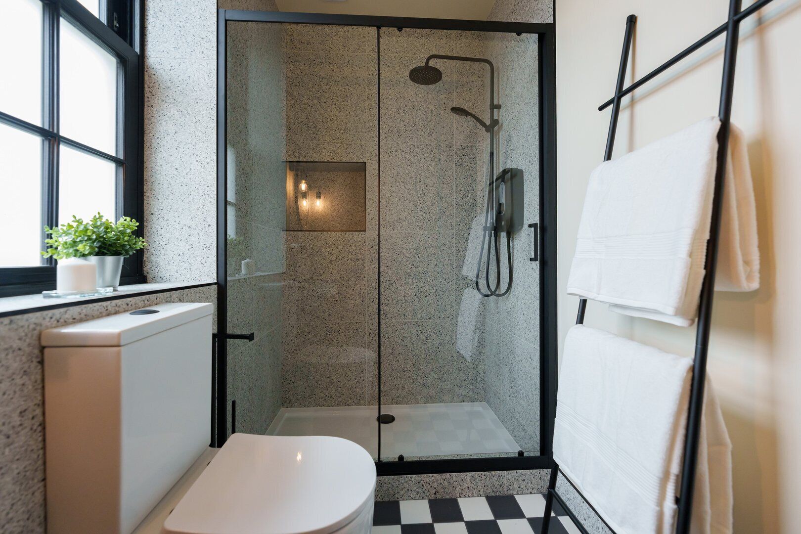 Ein modernes Badezimmer mit einer Duschkabine, einer Toilette und einem Waschbecken.