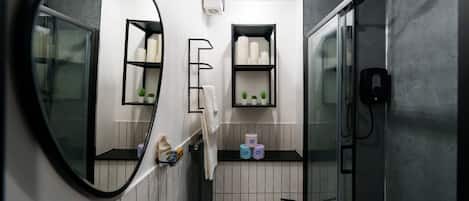 Douche, séchoir à cheveux, serviettes fournies
