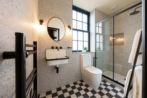 Shower, hair dryer, towels