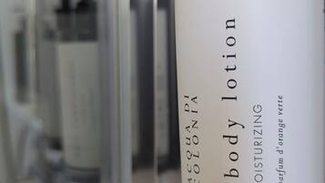 Asciugamani, sapone, carta igienica