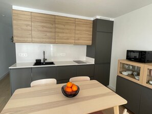 Jääkaappi, mikroaaltouuni, astianpesukone, kahvin-/teenkeitin