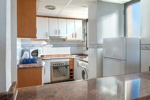 Fridge, oven, coffee/tea maker, electric kettle