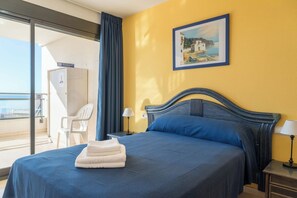 1 chambre, coffre-fort, fer et planche à repasser, lit de bébé portatif