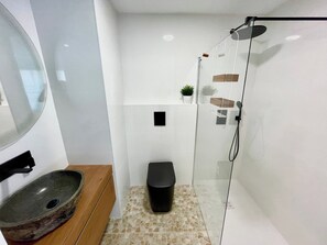 Suihku, hiustenkuivaaja, pyyhkeet