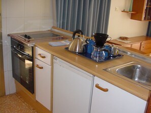 Een koelkast, een microgolfoven, een oven, een kookplaat