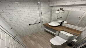 Douche, sèche-cheveux, serviettes fournies