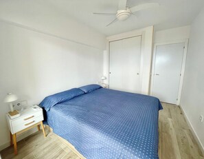 Fer et planche à repasser, lit parapluie, Wi-Fi gratuit, draps fournis