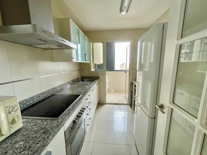 Kjøleskap, mikrobølgeovn, ovn og kaffetrakter/tekoker