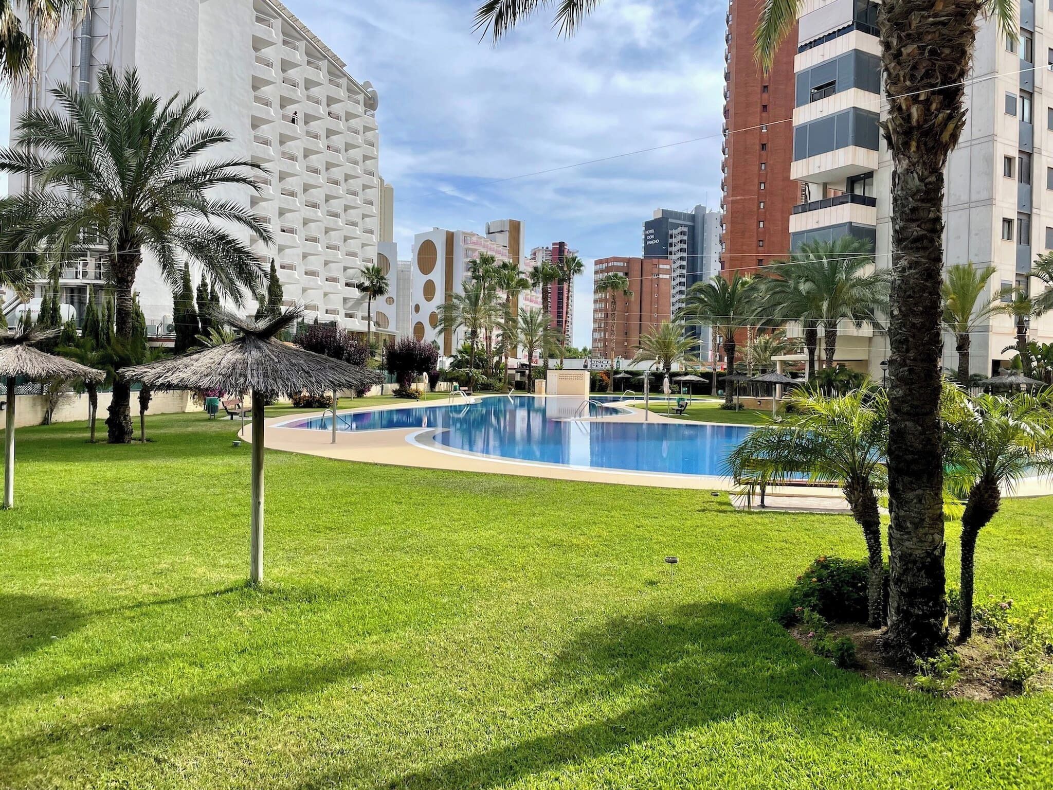 Innendørsbasseng og et oppvarmet basseng