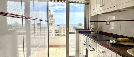 コーヒー / ティーメーカー、冷蔵庫、電子レンジ、オーブン