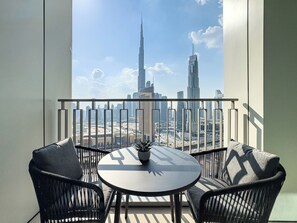 Outdoor dining - Premium 3BR + Burj Khalifa and Fountain Views (Dubai)