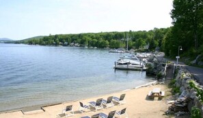 بالقرب م ن الشاطئ