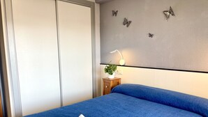 1 室のベッドルーム、セーフティボックス (室内)、アイロン / アイロン台、旅行用ベビーベッド