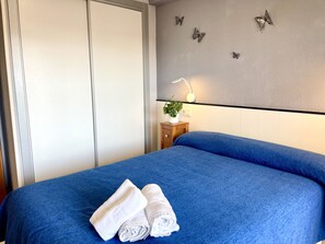 1 quarto, cofres nos quartos, ferros/tábuas de passar roupa
