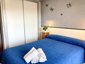 Safe på rommet, strykejern/-brett og reiseseng for barn