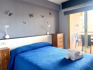 Caja de seguridad en la habitación y tabla de planchar con plancha 