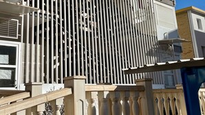 Rakennuksen julkisivussa on kyltti, jossa lukee: ”EDIFICIO IMPERIAL”.