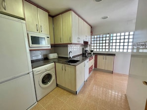 Fridge, microwave, dishwasher, coffee/tea maker - Seafront dream apartment (Benidorm)