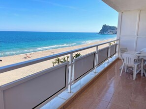 A balcony with a view of a beach and ocean. - Seafront dream apartment (Benidorm)