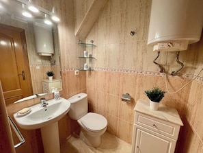 Shower, bidet, towels - Seafront dream apartment (Benidorm)