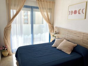 2 quartos, ferros/tábuas de passar roupa, berço de viagem