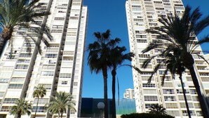 Dos edificios altos con un cielo azul despejado.