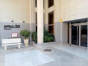 Property grounds - Two-bedroom apartment with swimming pool (Benidorm)