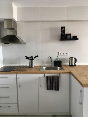 Kühlschrank, Mikrowelle, Ofen, Wasserkocher mit Kaffee-/Teezubehör