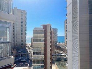 Un immeuble de grande hauteur, doté de nombreux étages, de grandes fenêtres et offrant une vue sur la mer.