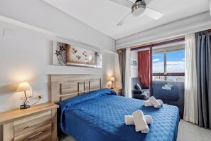 Tabla de planchar con plancha, cuna de viaje, wifi gratis y ropa de cama