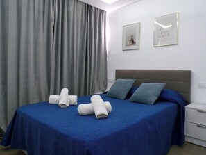 1 habitación, tabla de planchar con plancha y cuna de viaje