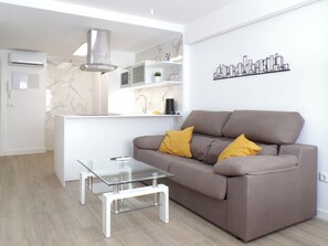 TV - Modern Apartment with Swimming Pool and Free Bikes (Benidorm)