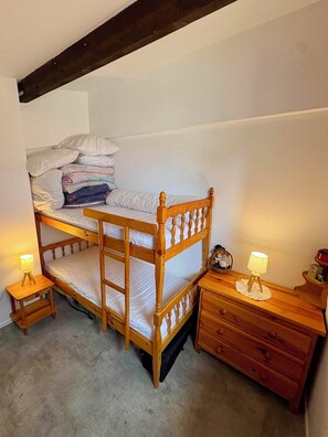 1 chambre, fer et planche à repasser, draps fournis