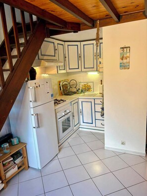 Réfrigérateur, four, plaque de cuisson, cafetière/bouilloire