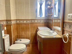 Ducha, secador de pelo, toallas