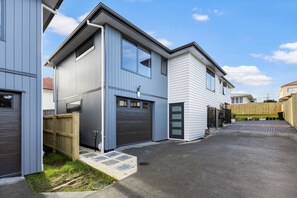 Exterior - Element Edge Townhouse with Parking and Air-Con (Auckland Central Suburbs)