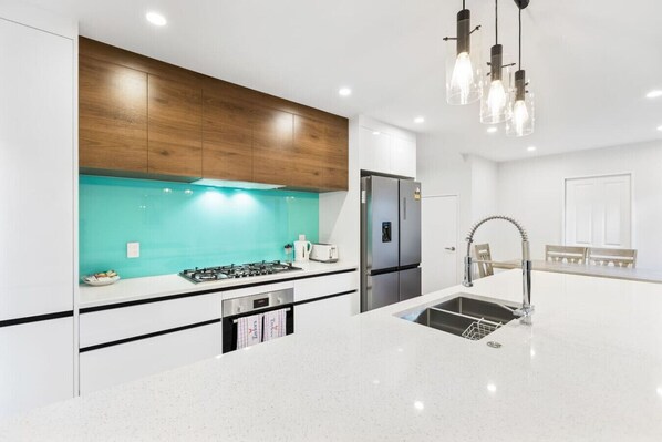 Fridge, microwave, oven, stovetop - Element Edge Townhouse with Parking and Air-Con (Auckland Central Suburbs)