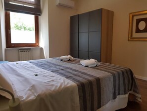 1 bedroom, bed sheets