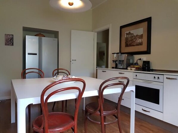 Fridge, microwave, dishwasher, cookware/dishes/utensils