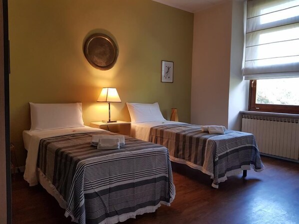 1 bedroom, bed sheets