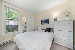 2 bedrooms, iron/ironing board, WiFi, bed sheets - The Firefly - 6 Chipmunk (Prince Edward)