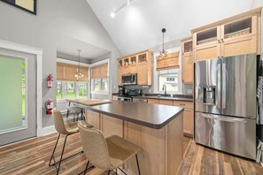 Fridge, microwave, oven, stovetop - The Morel - 19 Hollow (Prince Edward)