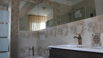 Dusche, Haartrockner, Bidet, Handtücher