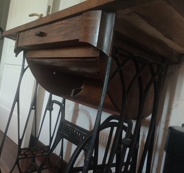 Ein Schreibtisch aus Holz mit Schublade und Metallgestell.