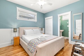 2 bedrooms, iron/ironing board, WiFi, bed sheets - The Hemlock - 1 Hollow (Prince Edward)