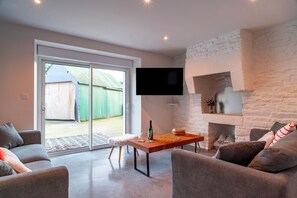 Living area - Spacious house 20 min from the sea outdoor space & near GR34 for family (Rosporden)